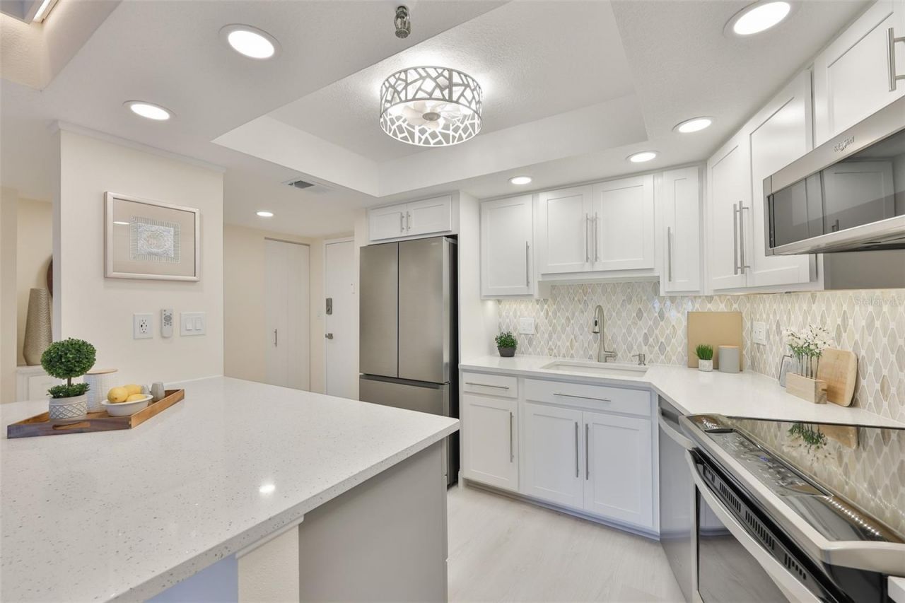 7430 Sunshine Skyway Lane S, Unit 305, Saint Petersburg, FL 33711 Photo