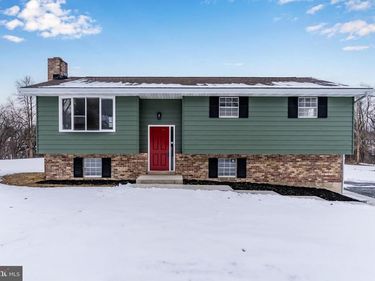 8 W MANOR AVENUE , ENOLA, PA 17025