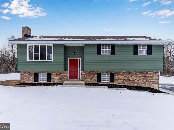 8 W MANOR AVENUE , ENOLA, PA 17025