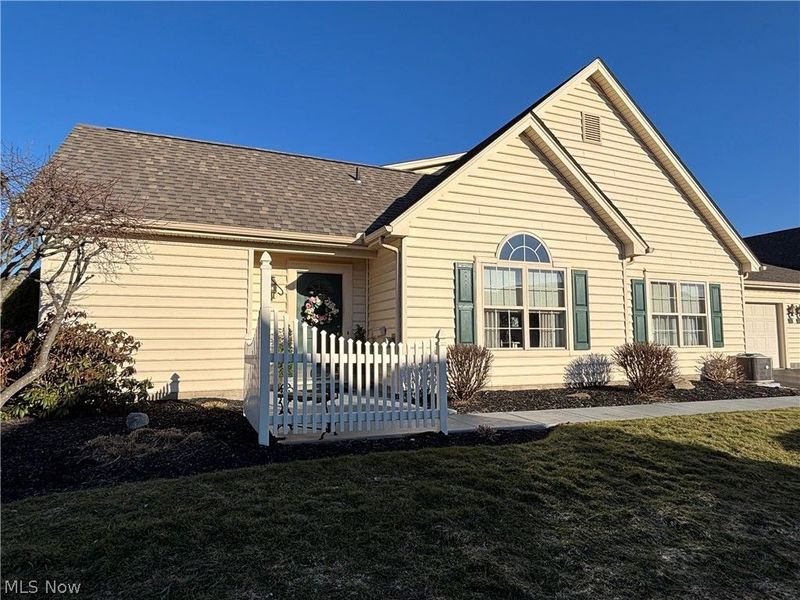 147 Village Court, Columbiana, OH 44408 Photo 2