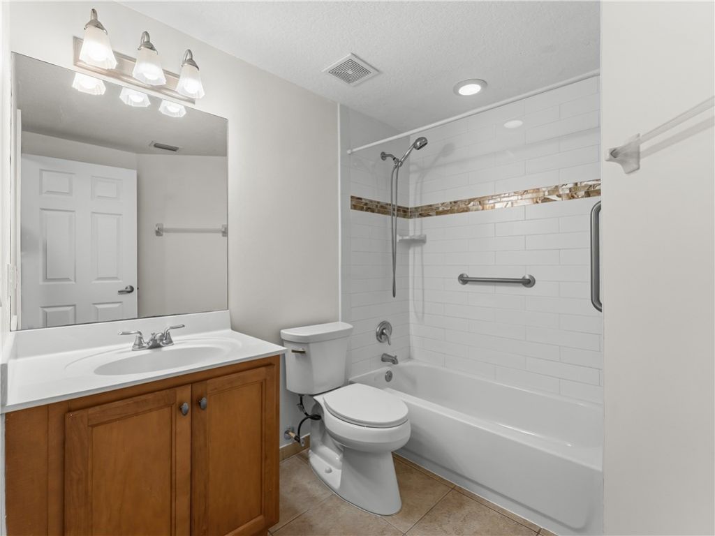 504 7th Square, Unit 103, Vero Beach, FL 32962 Photo