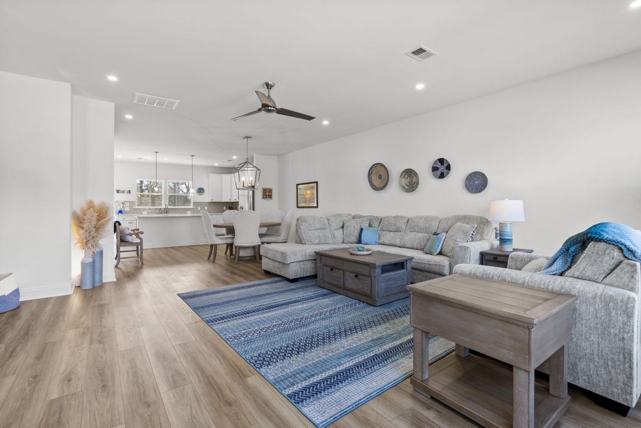 635 N Laurel Street Photo 13