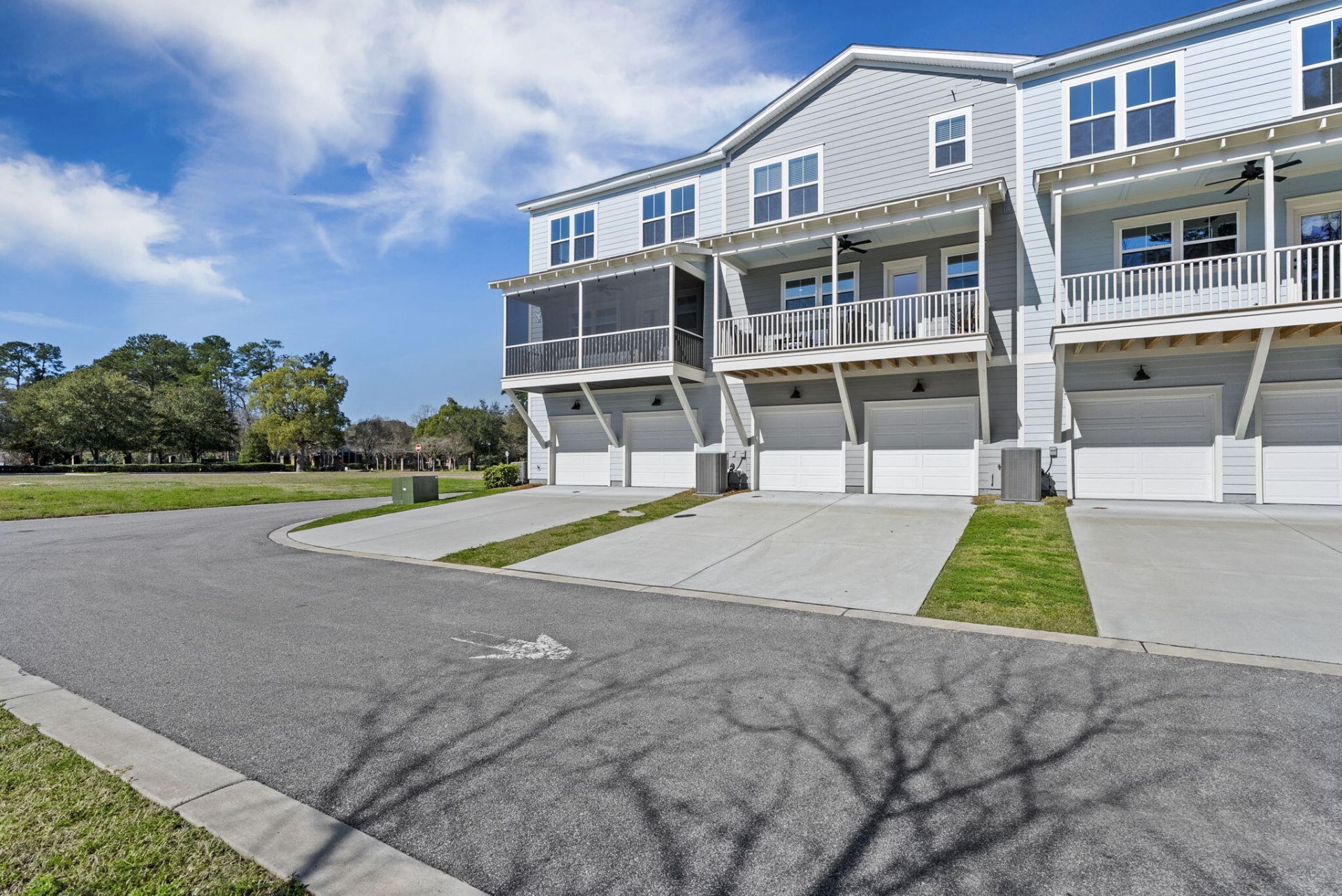 635 N Laurel Street Photo 4