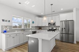 635 N Laurel Street photo 4