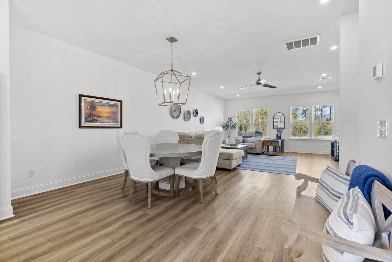 635 N Laurel Street Photo 5