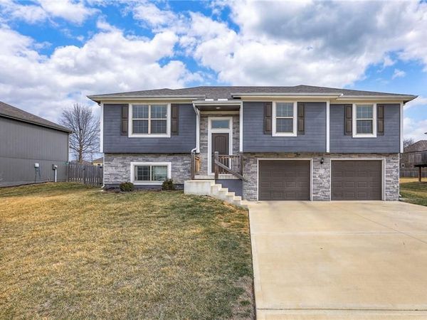 905 Chickadee Drive, Oak Grove, MO 64075