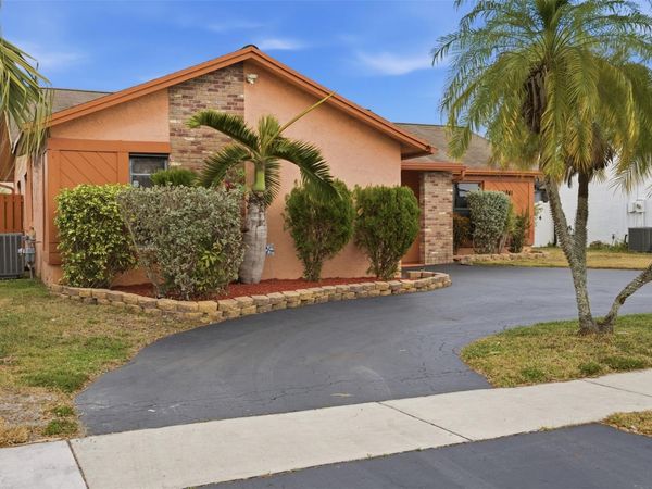 11841 NW 39th Pl, Sunrise, FL 33323