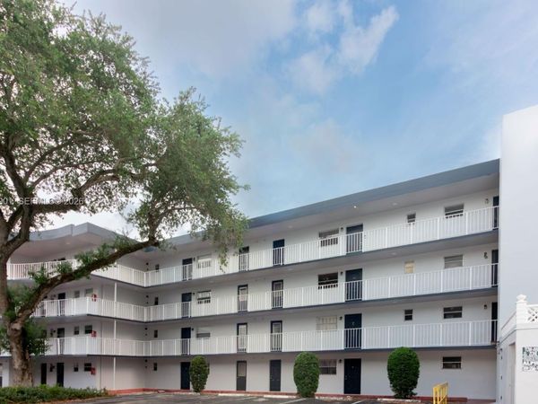 447 NE 195th St, Unit 217, Miami, FL 33179