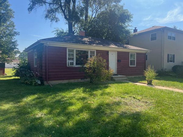 930 N Loomis Street , Naperville, IL 60563