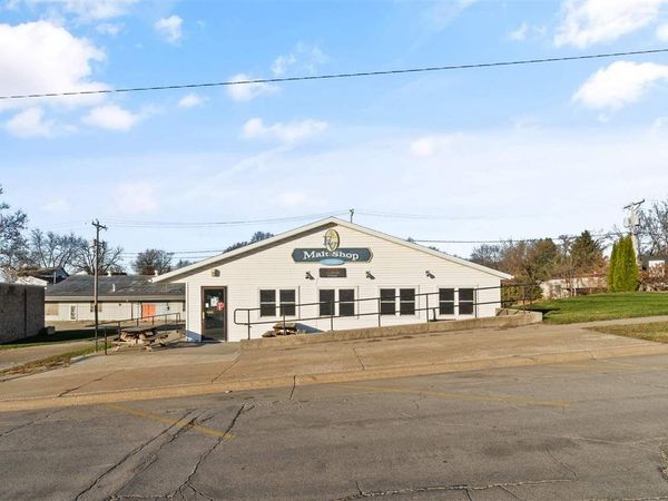 226 S Main St, North English, IA 52316