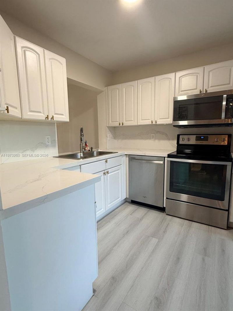 8240 NW 10th St, Unit 10, Miami, FL 33126 Photo