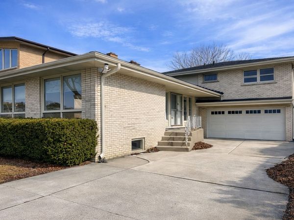 6923 N Avers Avenue , Lincolnwood, IL 60712