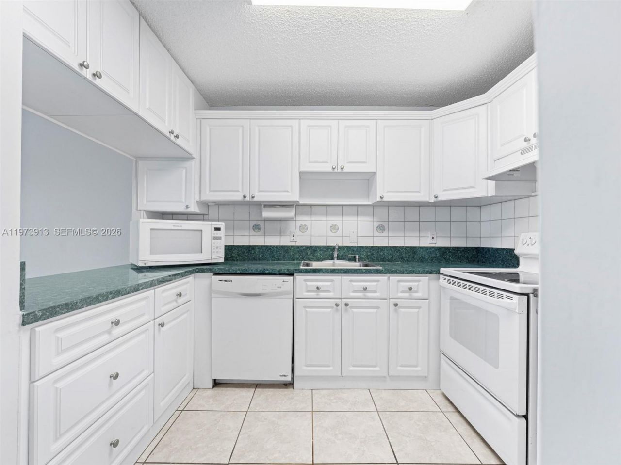 8005 Lake Dr , Unit 408, Doral, FL 33166 Photo