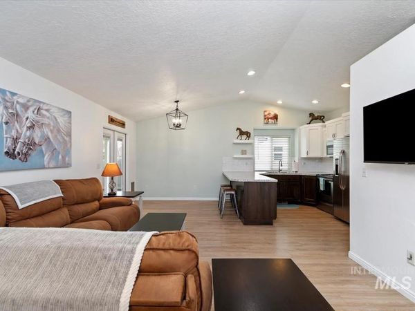 810 Sioux Ave, Emmett, ID 83617