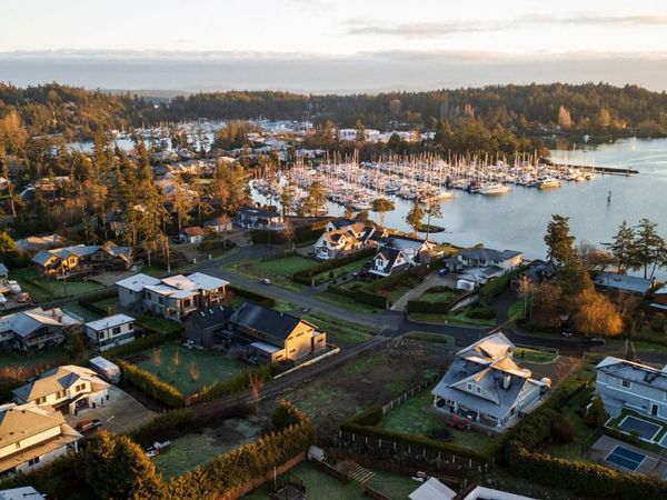 10724 Bayfield Rd , North Saanich, BC V8L 5S7