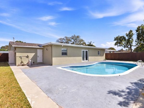 640 SW 68th Ter, Pembroke Pines, FL 33023