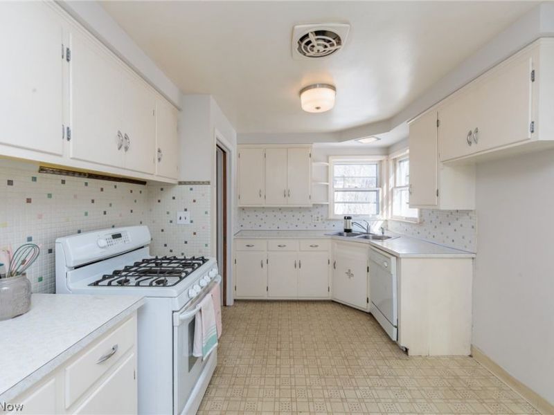 94 Southwick Drive, Bedford, OH 44146 Photo 6