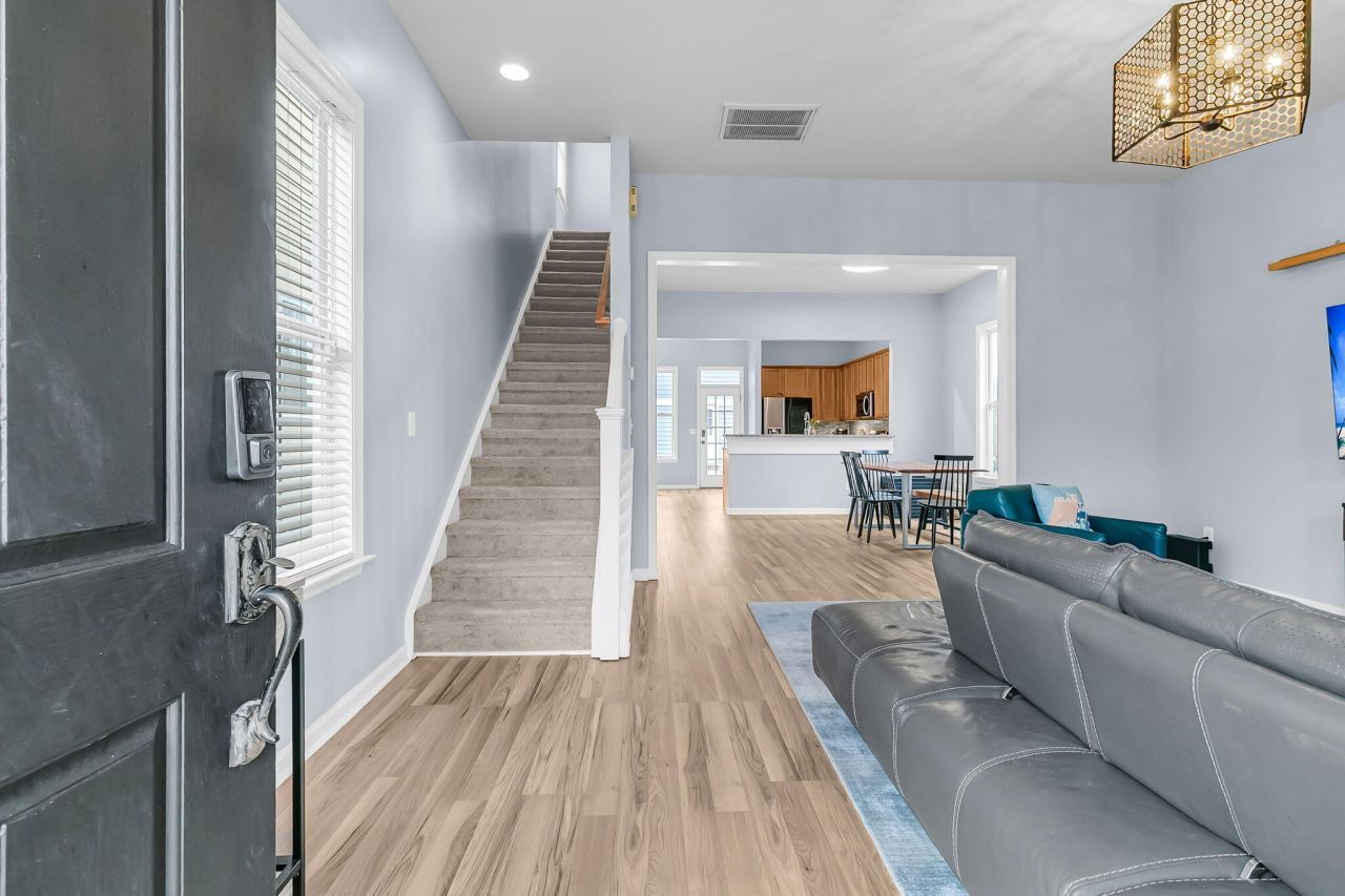 100 Hyacinth Street Photo 4