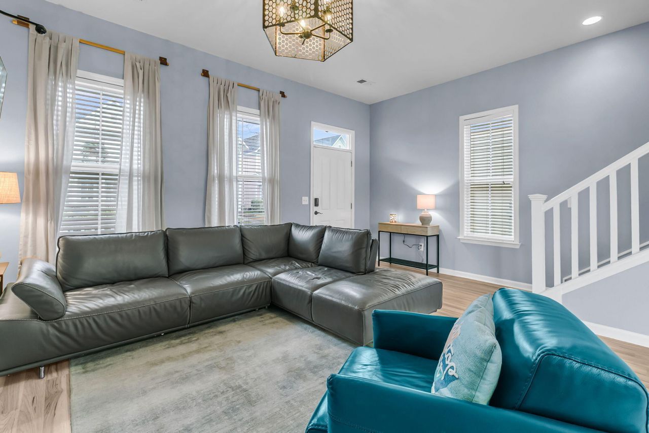 100 Hyacinth Street Photo 5