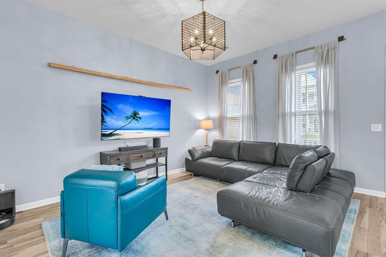 100 Hyacinth Street Photo 6