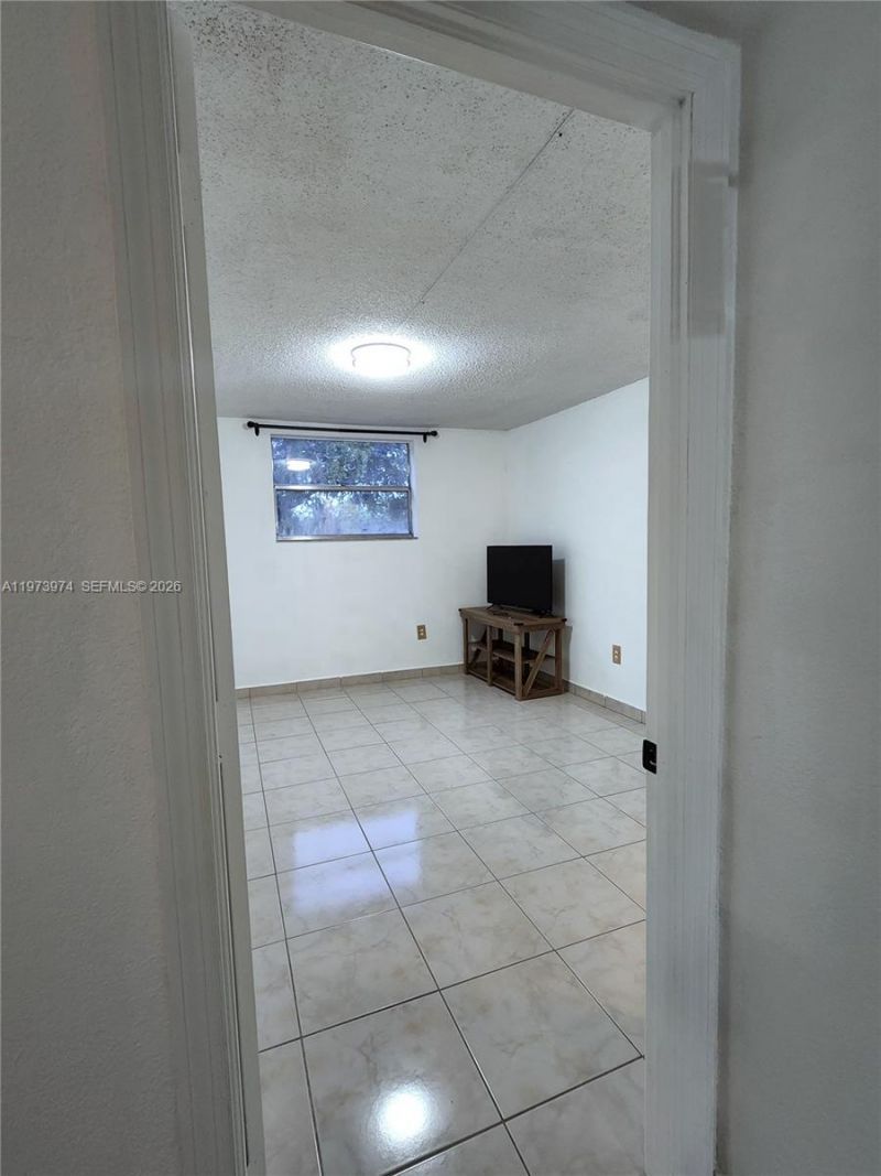 666 W 81st St , Unit 209, Hialeah, FL 33014 Photo