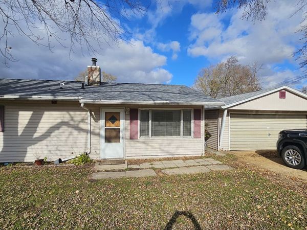 1702 Oak Grove Avenue, Sterling, IL 61081