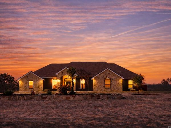 201 Abrego Lake, Floresville, TX 78114