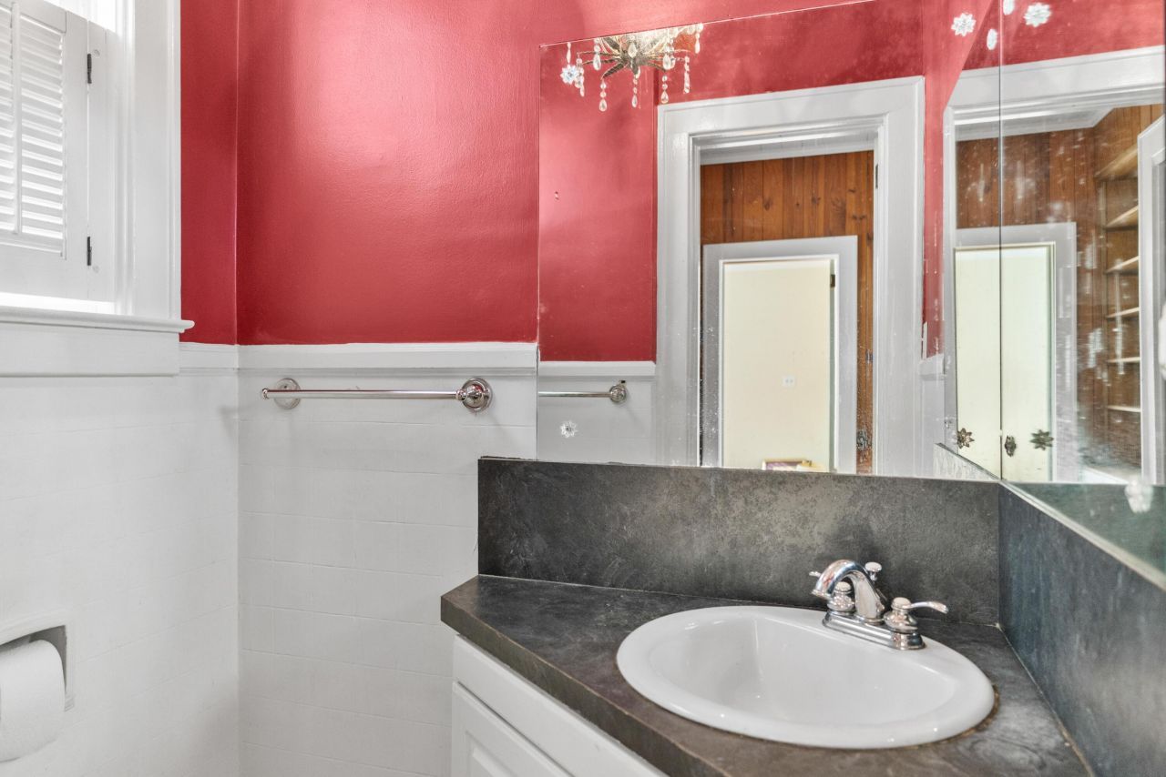 1905 Broughton Street Photo 12