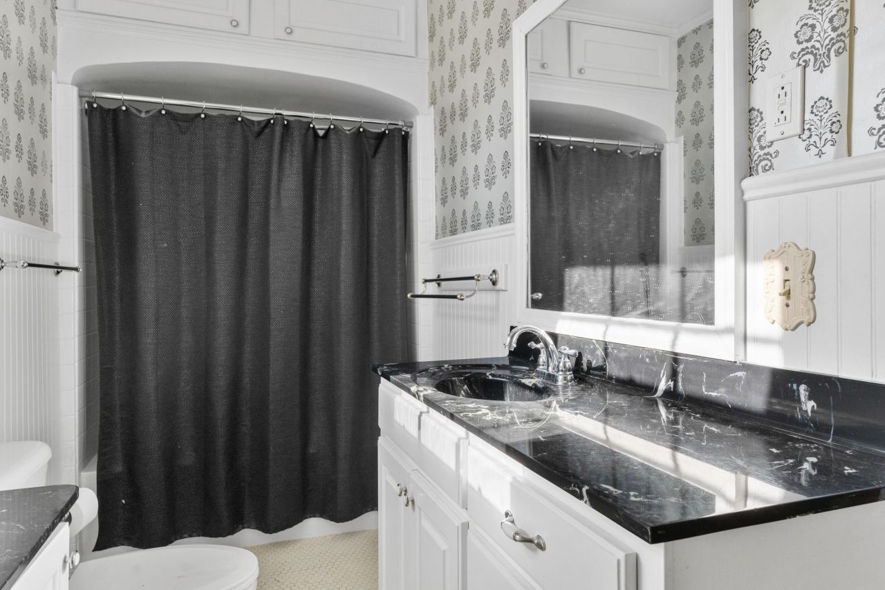 1905 Broughton Street Photo 18