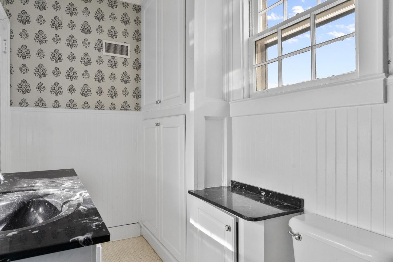 1905 Broughton Street Photo 19