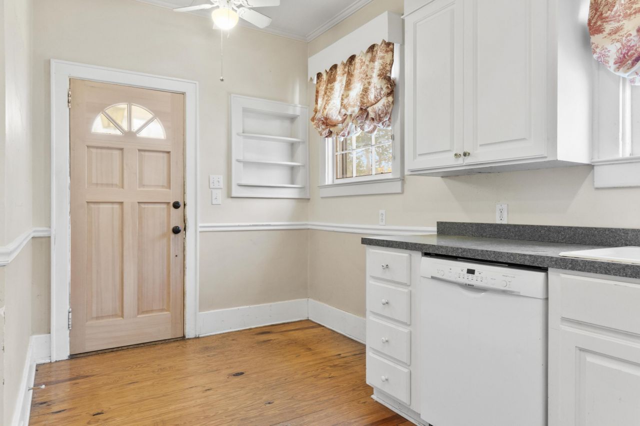 1905 Broughton Street Photo 8