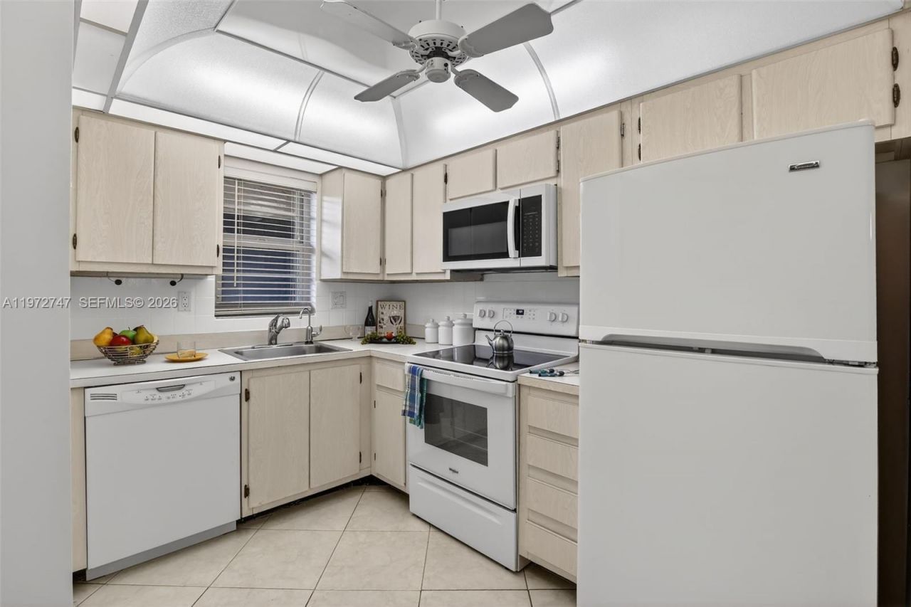 3300 W Rolling Hills Cir, Unit 302, Davie, FL 33328 Photo