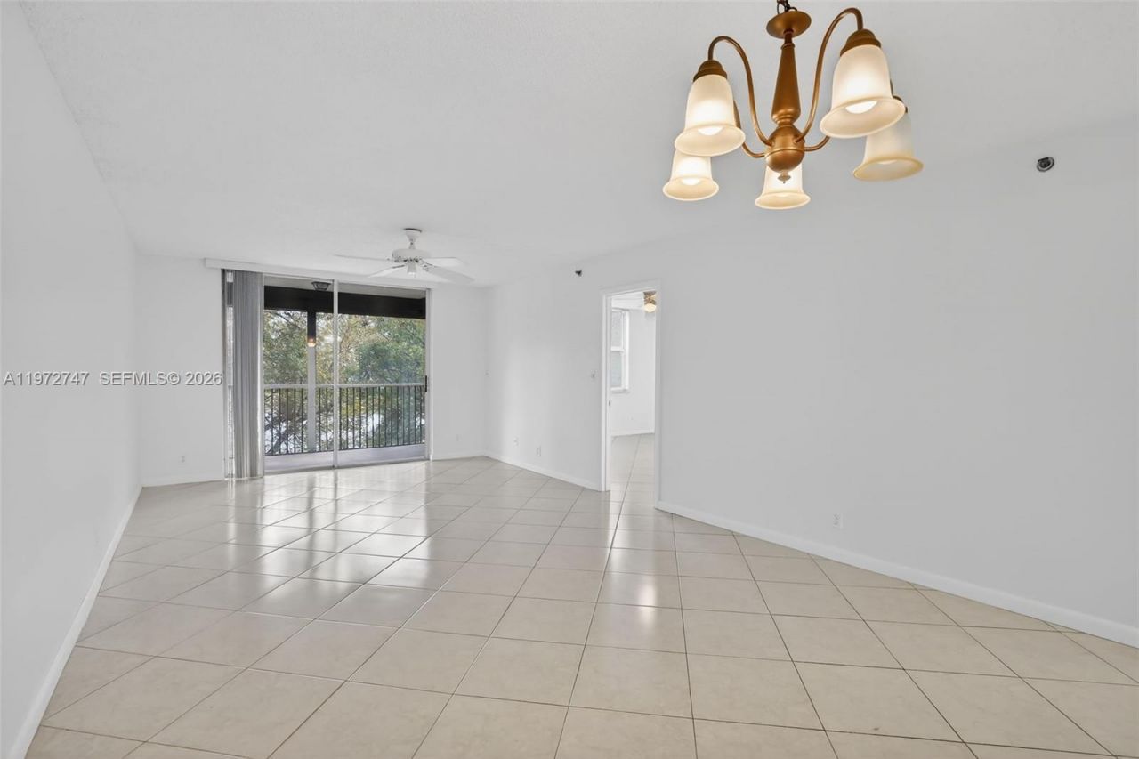 3300 W Rolling Hills Cir, Unit 302, Davie, FL 33328 Photo