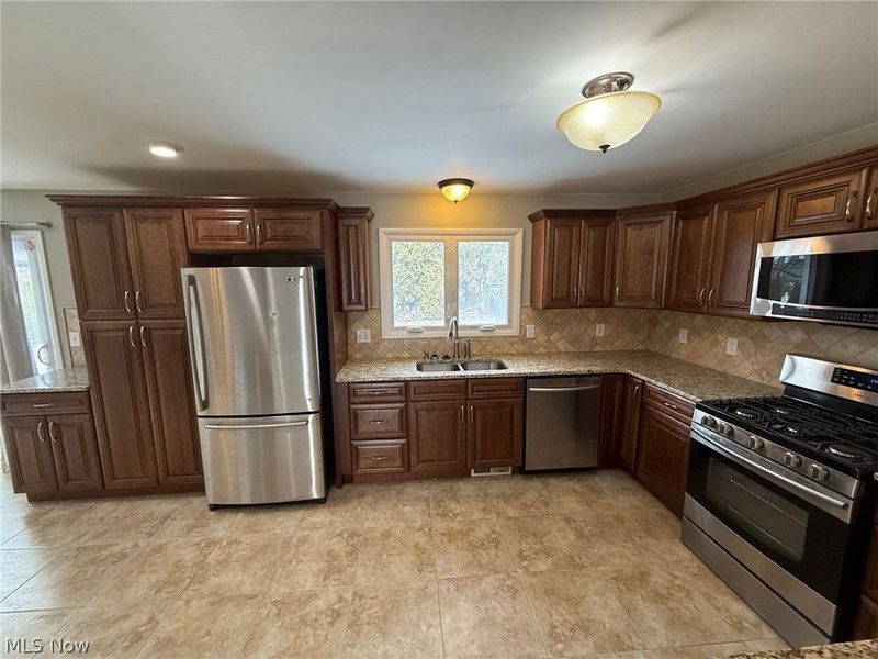 2021 Aldersgate Drive, Lyndhurst, OH 44124 Photo 2