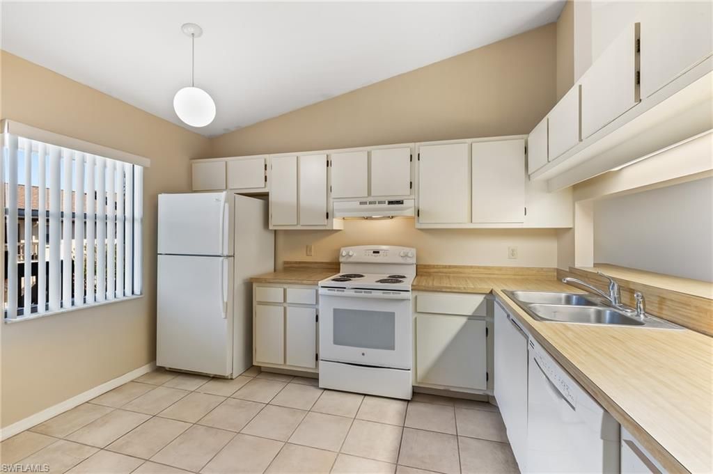 9305 Lake Park Dr, Unit 204, Fort Myers, FL 33919 Photo