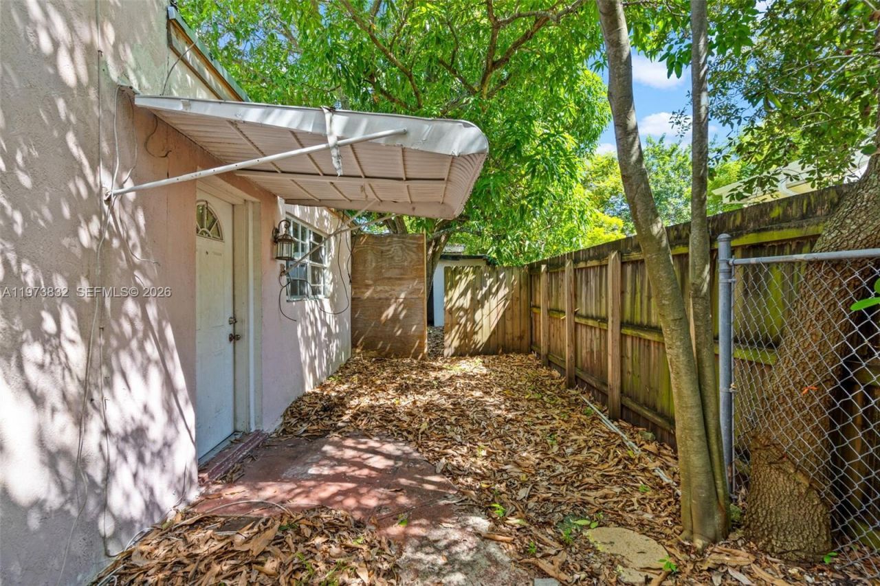 1045 SW 20th Ave , Miami, FL 33135 Photo