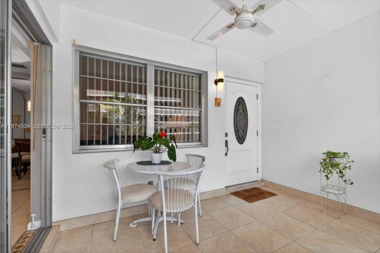 180 NE 12th Ave, Unit 15B, Hallandale Beach, FL 33009 Photo