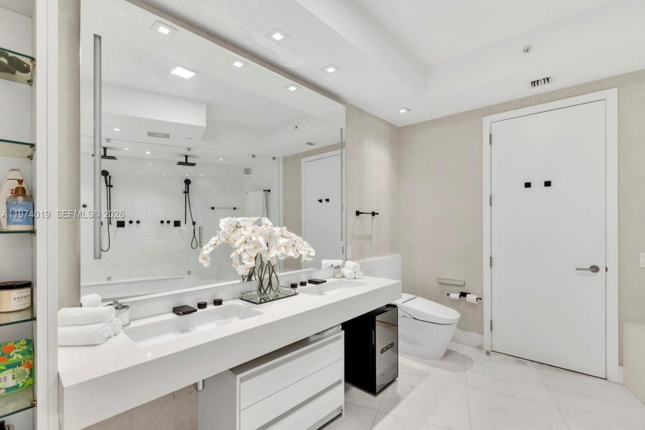 18555 Collins Ave , Unit 4605, Sunny Isles Beach, FL 33160 Photo