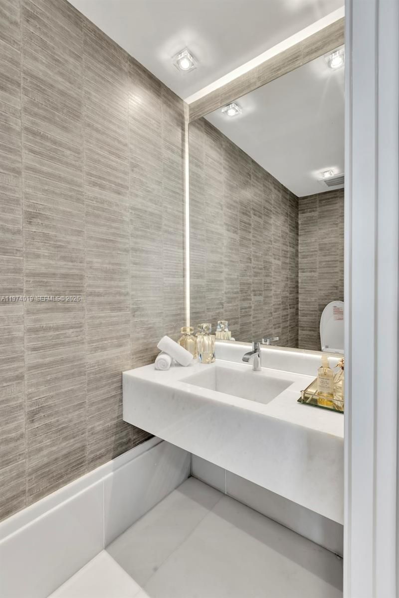 18555 Collins Ave , Unit 4605, Sunny Isles Beach, FL 33160 Photo