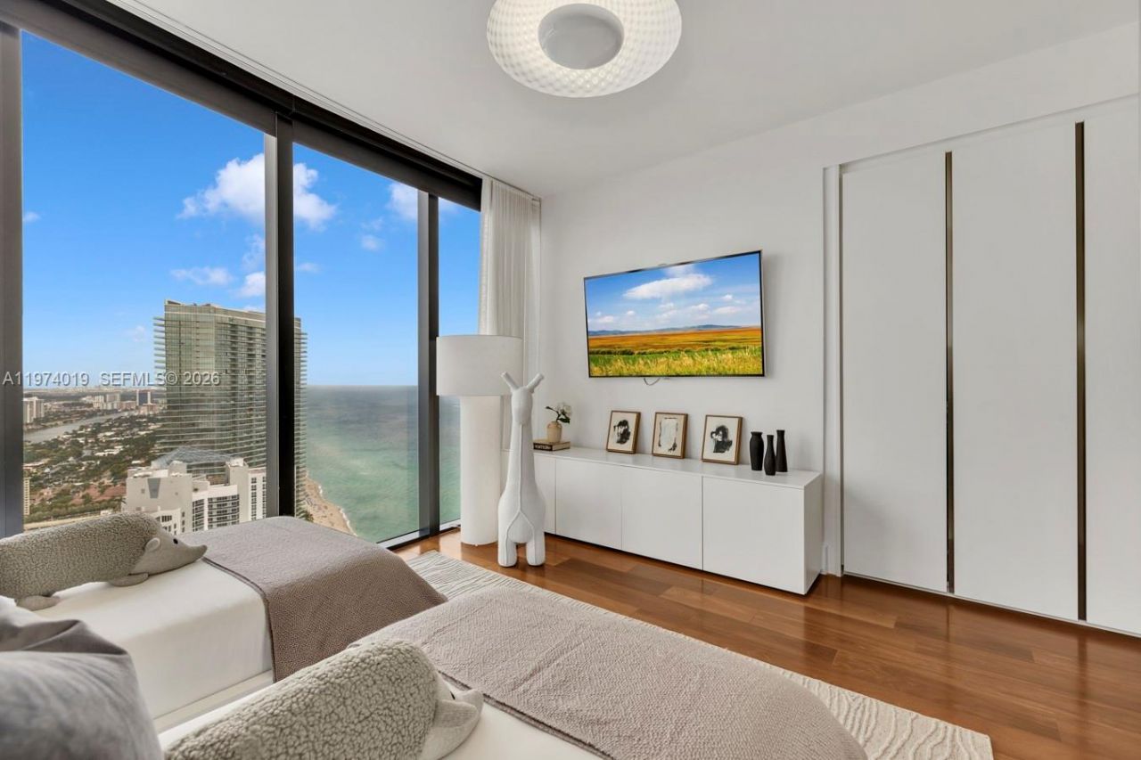 18555 Collins Ave , Unit 4605, Sunny Isles Beach, FL 33160 Photo