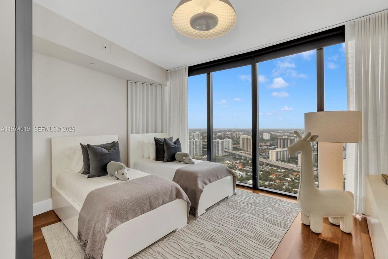 18555 Collins Ave, Unit 4605, Sunny Isles Beach, FL 33160 Photo