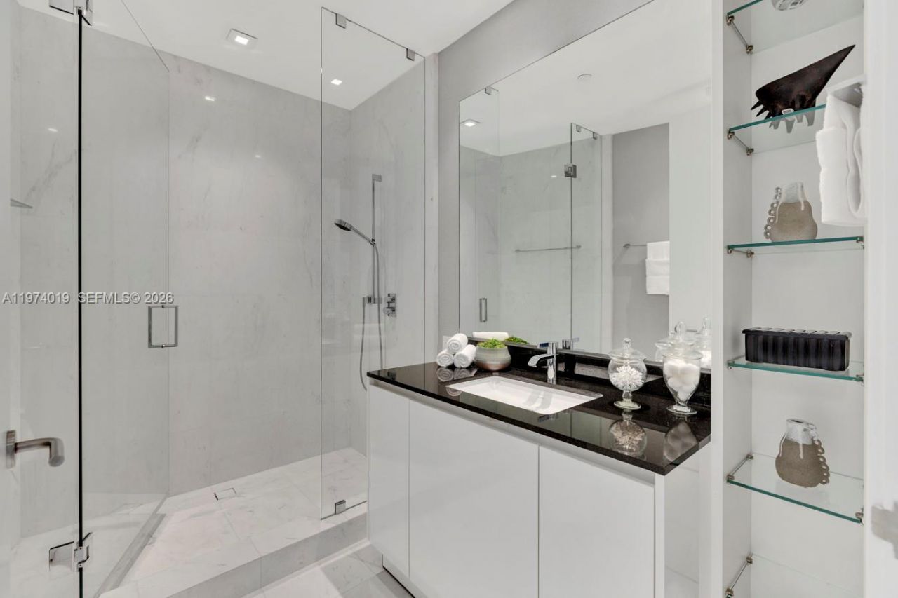 18555 Collins Ave , Unit 4605, Sunny Isles Beach, FL 33160 Photo