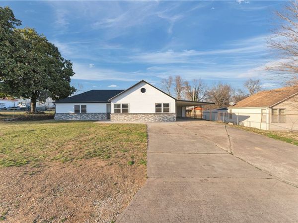 402 Phillips Avenue , Huntsville, AR 72740