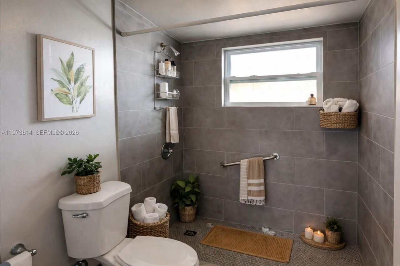 140 Royal Palm Rd , Unit 202, Hialeah Gardens, FL 33016 Photo