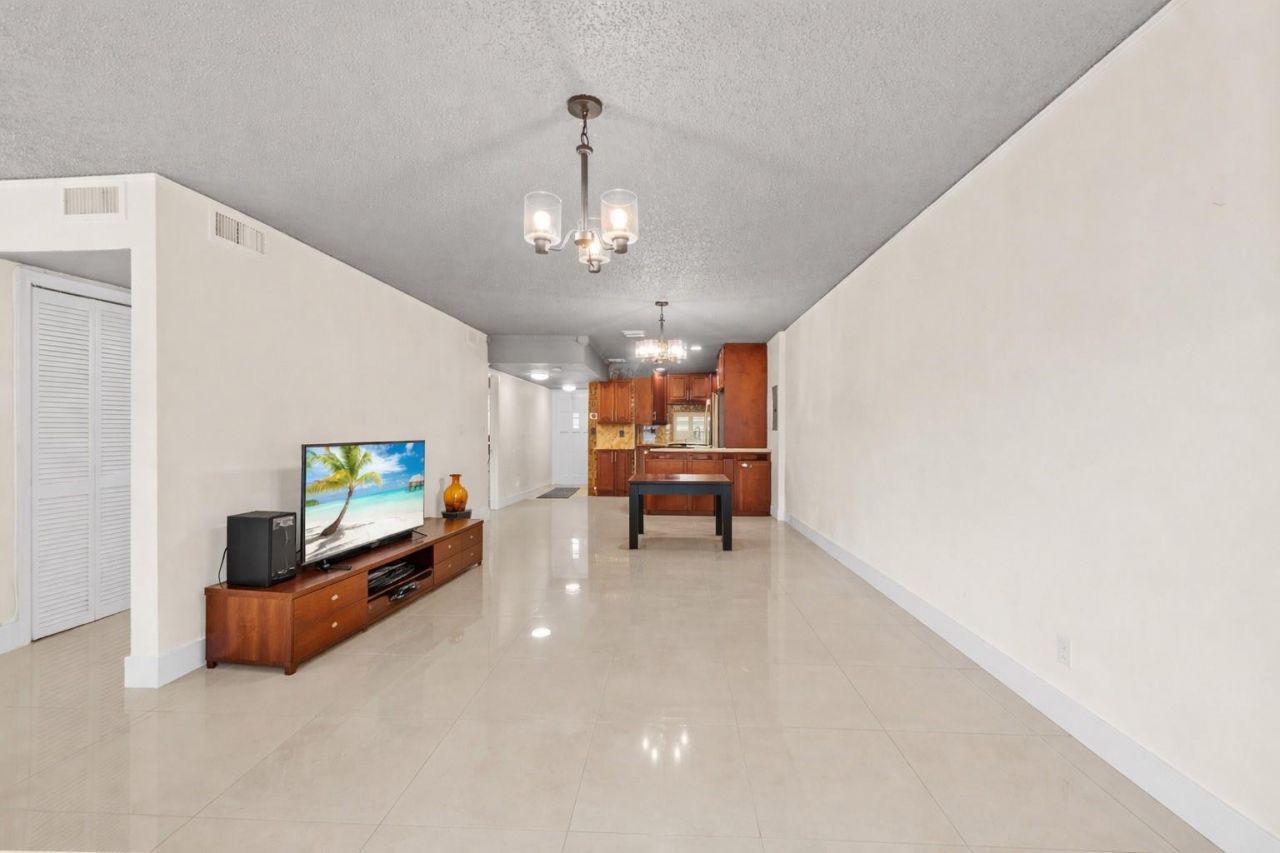 8941 S Hollybrook Boulevard, Unit 205, Pembroke Pines, FL 33025 Photo