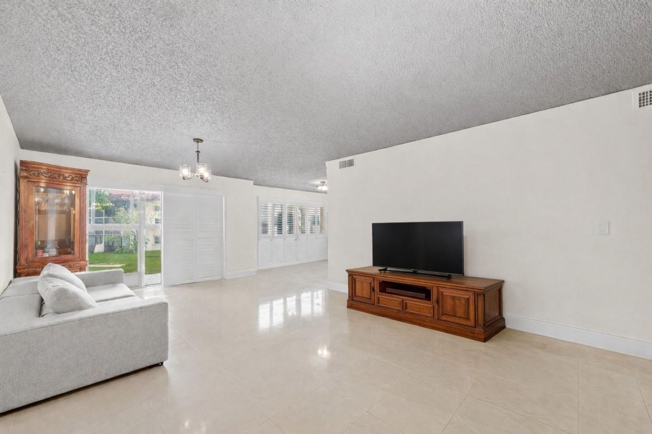 8941 S Hollybrook Boulevard, Unit 205, Pembroke Pines, FL 33025 Photo