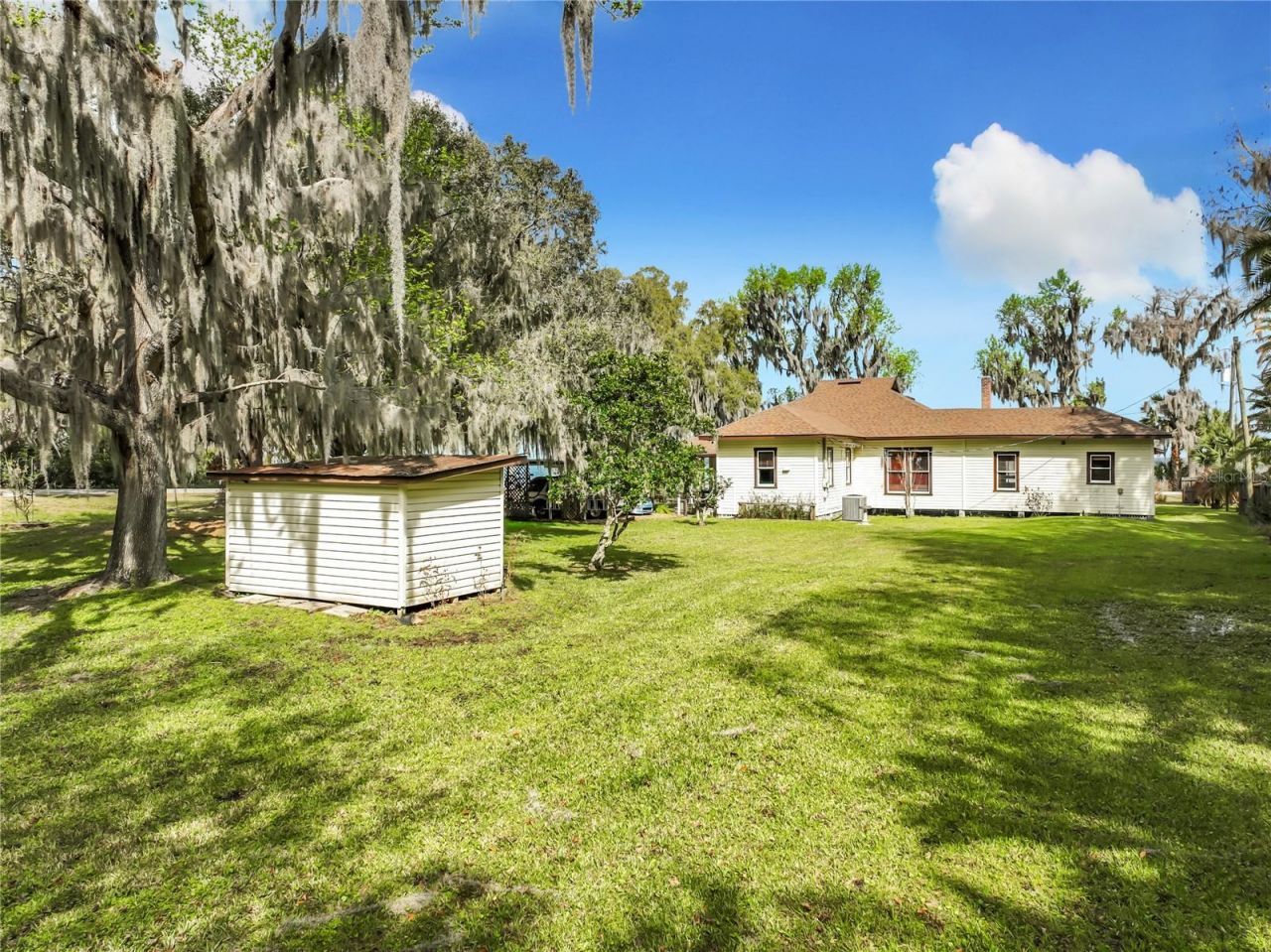 8408 Lakeshore Drive, Yalaha, FL 34797 Photo