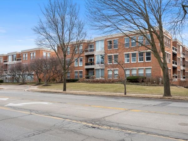 1925 Lake Avenue , Unit 104, Wilmette, IL 60091