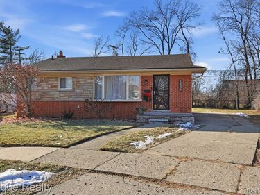 12801 Sterling Court, Oak Park, MI 48237