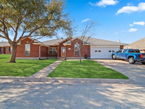 831 Whispering Oaks DR, Giddings, TX 78942